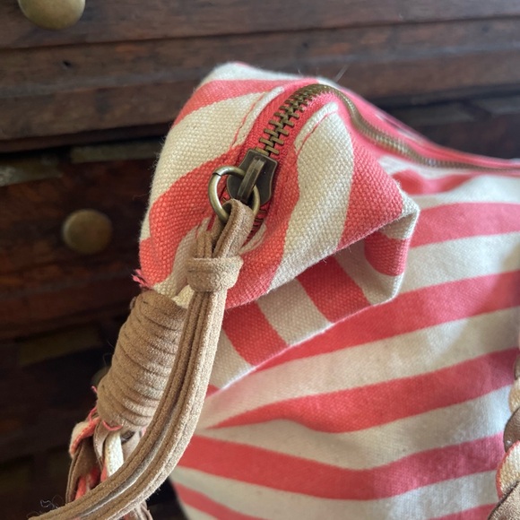Chic Striped Coral‎ and White Hobo Bag - Picture 6 of 12